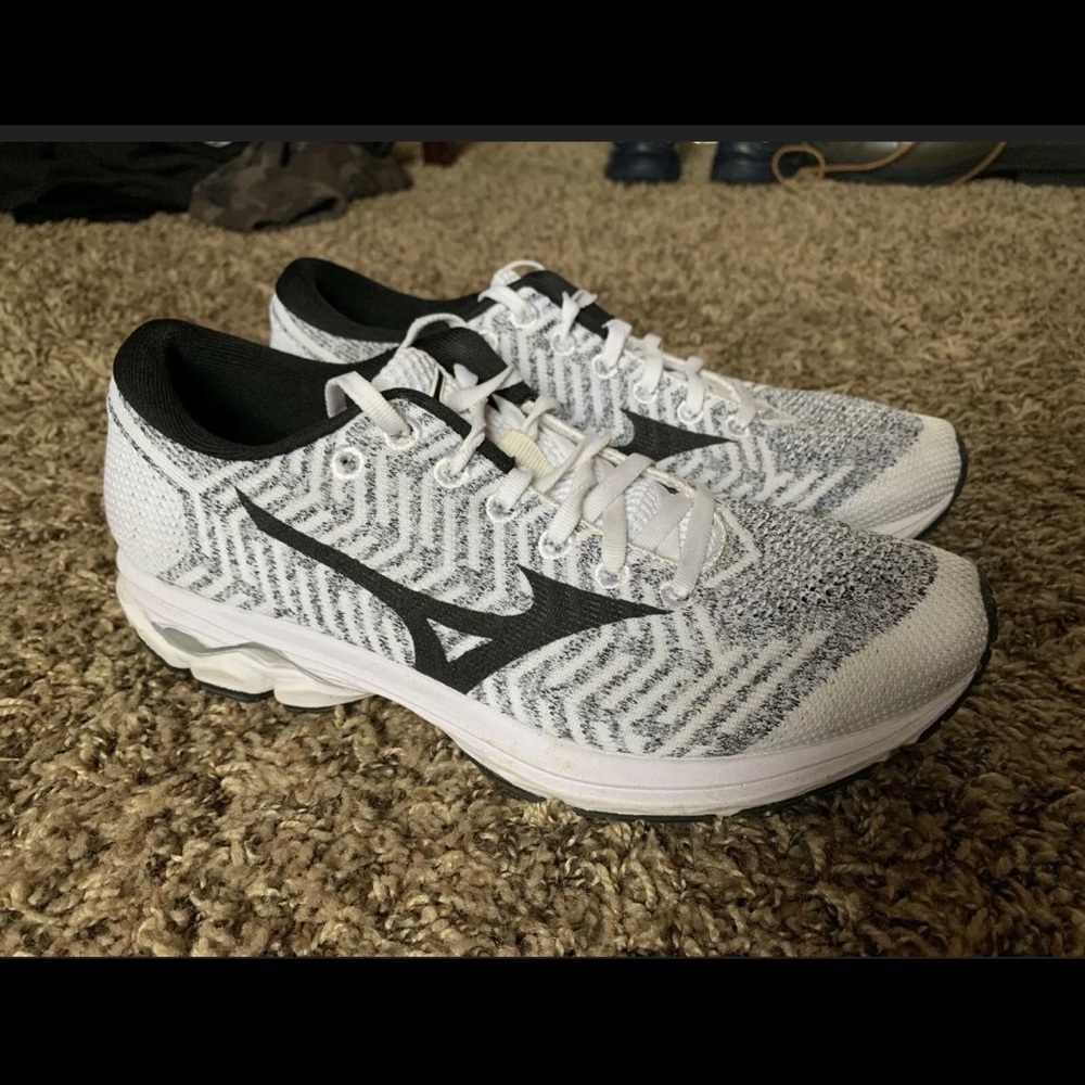 Mizuno Waveknit R2 White/Black Sneakers - Size 9